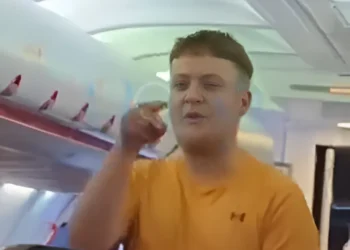 Caos en pleno vuelo: un pasajero conflictivo obliga a regresar a Leeds un avión con destino Alicante