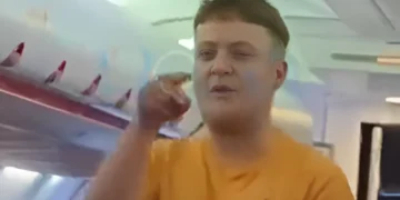 Caos en pleno vuelo: un pasajero conflictivo obliga a regresar a Leeds un avión con destino Alicante