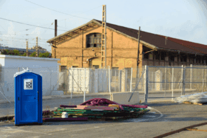 ADIF tiene tirada por los suelos parte de la verja histórica de la estación de mercancías de la Estación del Norte