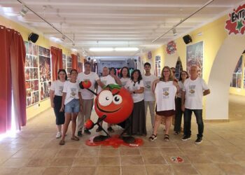 Recaudan fondos en La Tomatina de Buñol para rehabilitar el Castillo dañado por las riadas