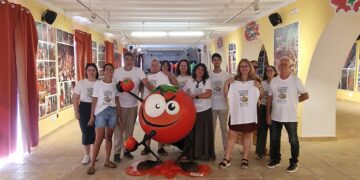 Recaudan fondos en La Tomatina de Buñol para rehabilitar el Castillo dañado por las riadas