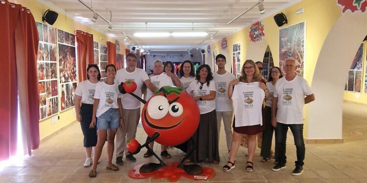 Recaudan fondos en La Tomatina de Buñol para rehabilitar el Castillo dañado por las riadas 1 Recaudan fondos en La Tomatina de Buñol para rehabilitar el Castillo dañado por las riadas