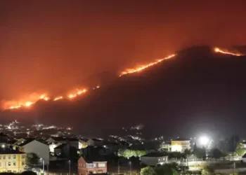 Más de 380.000 hectáreas calcinadas, miles de evacuados y el mayor incendio de la historia de Galicia siguen arrasando el país