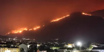 Más de 380.000 hectáreas calcinadas, miles de evacuados y el mayor incendio de la historia de Galicia siguen arrasando el país