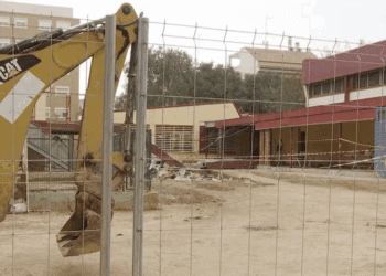 El colegio Lluís Vives de Massanassa inicia su demolición tras diez meses de la DANA y un accidente mortal