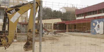 El colegio Lluís Vives de Massanassa inicia su demolición tras diez meses de la DANA y un accidente mortal