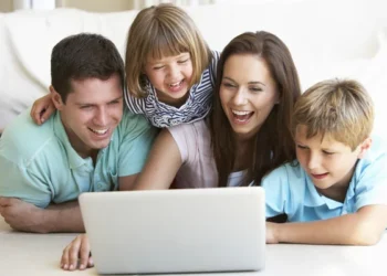 La vuelta al cole en la Comunidad Valenciana: 2 de cada 3 familias aumentan su gasto en tecnología educativa y casi la mitad tira de sus ahorros