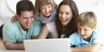 La vuelta al cole en la Comunidad Valenciana: 2 de cada 3 familias aumentan su gasto en tecnología educativa y casi la mitad tira de sus ahorros