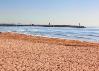 Un agente de la Guardia Civil fuera de servicio salva la vida de un bañista que se desvaneció en la playa de Port Saplaya (Valencia)