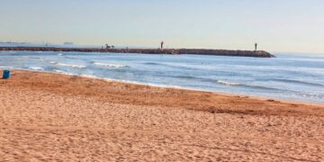 Un agente de la Guardia Civil fuera de servicio salva la vida de un bañista que se desvaneció en la playa de Port Saplaya (Valencia)