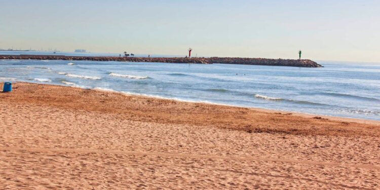 Un agente de la Guardia Civil fuera de servicio salva la vida de un bañista que se desvaneció en la playa de Port Saplaya (Valencia) 1 Un agente de la Guardia Civil fuera de servicio salva la vida de un bañista que se desvaneció en la playa de Port Saplaya (Valencia)