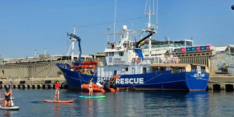 El Aita Mari recala en la Marina de Valencia tras su polémica con la Generalitat Valenciana los pasados meses
