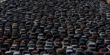 Descubren en l’Horta Sur un taller clandestino que desguazaba coches afectados por la DANA para vender piezas al extranjero
