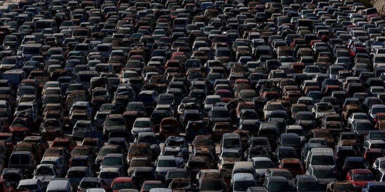 Descubren en l’Horta Sur un taller clandestino que desguazaba coches afectados por la DANA para vender piezas al extranjero