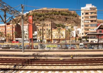 Investigan a un hombre por colocar una piedra y una traviesa en la vía del tren entre Chilches y la Llosa