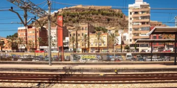 Investigan a un hombre por colocar una piedra y una traviesa en la vía del tren entre Chilches y la Llosa
