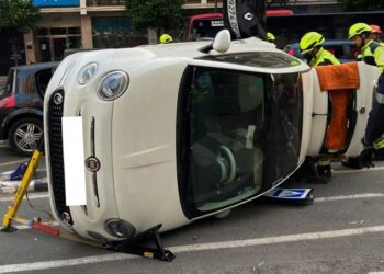 Vuelca un coche tras un accidente en la Avenida Primado Reig de Valencia: tres heridos y un rescate complejo