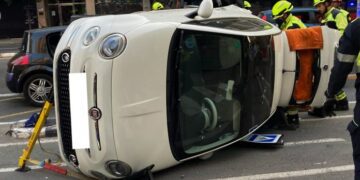 Vuelca un coche tras un accidente en la Avenida Primado Reig de Valencia: tres heridos y un rescate complejo