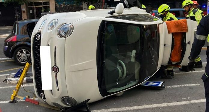 Vuelca un coche tras un accidente en la Avenida Primado Reig de Valencia: tres heridos y un rescate complejo 1 Vuelca un coche tras un accidente en la Avenida Primado Reig de Valencia: tres heridos y un rescate complejo