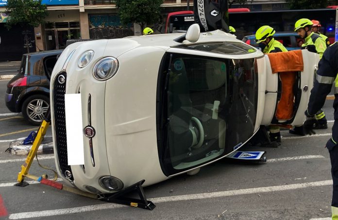 Vuelca un coche tras un accidente en la Avenida Primado Reig de Valencia: tres heridos y un rescate complejo 2 vuelca 696x453 1