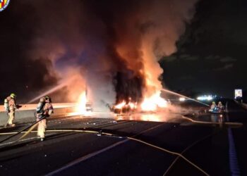 Dos camiones chocan y arden en la A-7: “Ha sido un milagro que nadie haya salido herido”