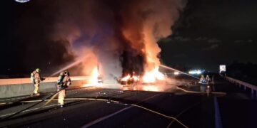 Dos camiones chocan y arden en la A-7: “Ha sido un milagro que nadie haya salido herido”