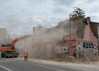 El Ayuntamiento elimina la “acera de la muerte” de la calle Sant Vicent Màrtir
