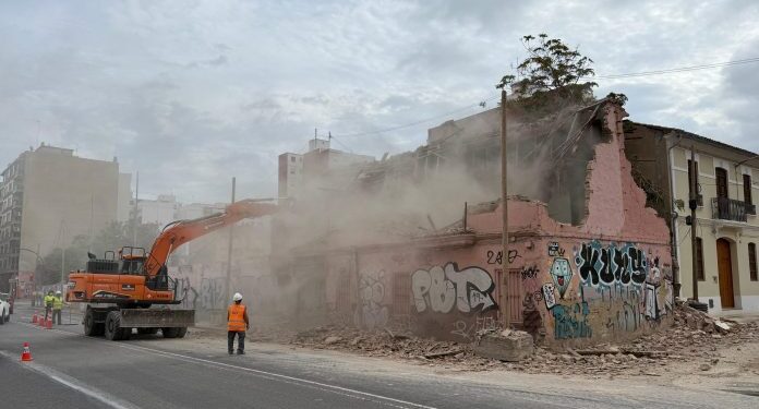 El Ayuntamiento elimina la “acera de la muerte” de la calle Sant Vicent Màrtir