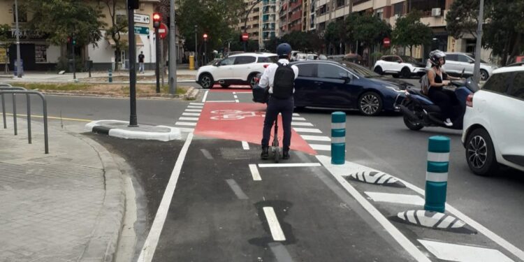 Entra en funcionamiento el primer tramo del nuevo carril bici de la avenida Archiduque Carlos, entre la avenida del Cid y la calle del Músico Ayllón