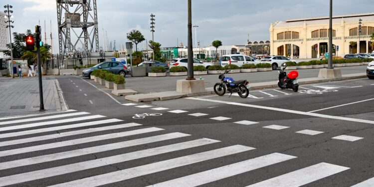 58 plazas de aparcamiento para coches junto a pasos de peatones se reconvierten a 137 plazas para motos