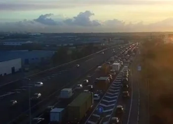 Atascos de hasta seis kilómetros en la V-31 a la altura de Beniparrell por la hora punta