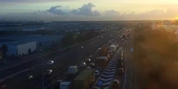 Atascos de hasta seis kilómetros en la V-31 a la altura de Beniparrell por la hora punta
