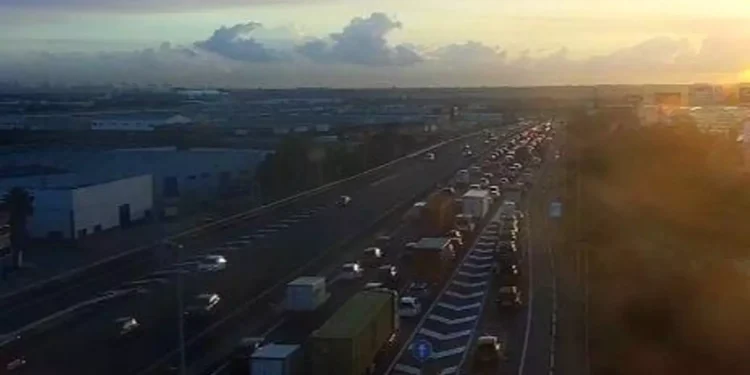 Atascos de hasta seis kilómetros en la V-31 a la altura de Beniparrell por la hora punta