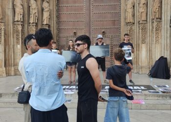 Activistas realizan una línea silenciosa en Valencia por la liberación animal