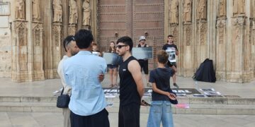 Activistas realizan una línea silenciosa en Valencia por la liberación animal