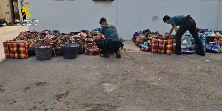 Detenido el conductor de un camión por transportar más de tonelada y media de hachís 1 Detenido el conductor de un camión por transportar más de tonelada y media de hachís