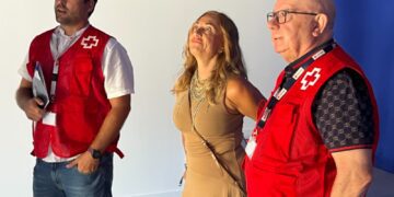 Cruz Roja y Sprinter financian la rehabilitación de unos vestuarios del polideportivo municipal de Paiporta, arrasado por la DANA