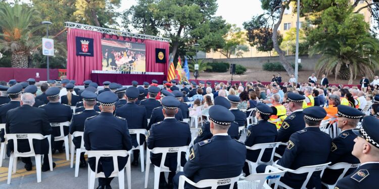 Torrent rinde homenaje a su Policía Local y a quienes ayudaron tras la DANA