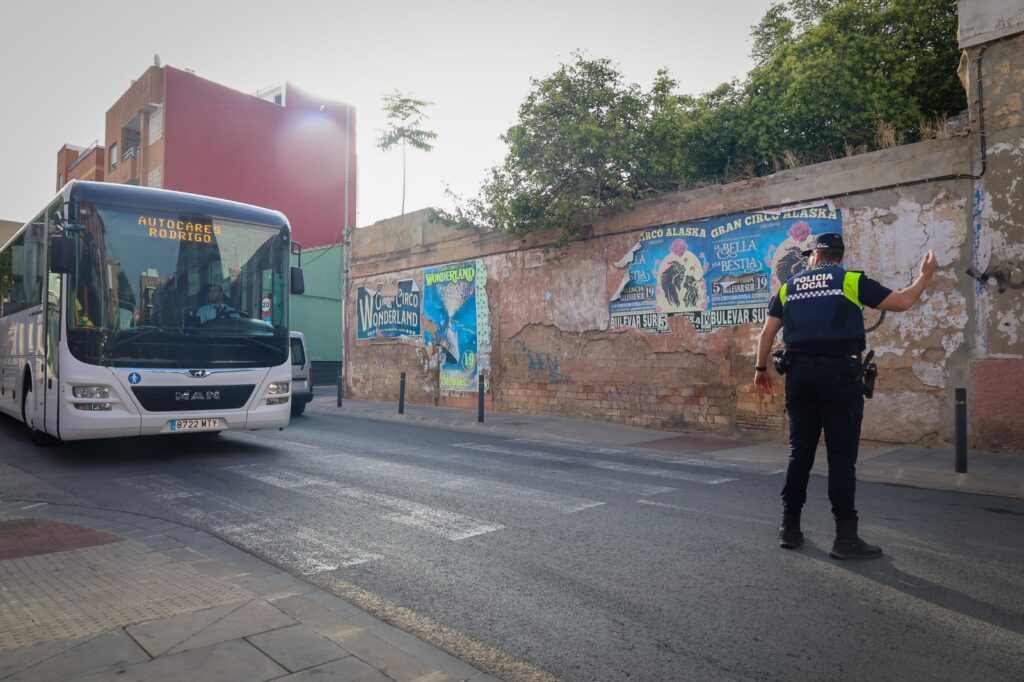 El ayuntamiento de Torrent garantiza el inicio seguro del curso escolar en el CEIP Juan XXIII con transporte especial de autobuses 2 236