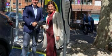 El hospital Ribera Covadonga instala dos puntos de recarga rápida de Remo para coches eléctricos en su párking