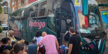 El ayuntamiento de Torrent garantiza el inicio seguro del curso escolar en el CEIP Juan XXIII con transporte especial de autobuses 