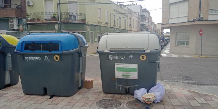 El PSOE de Sueca denuncia la suciedad en las calles junto al Concurso de Paellas y acusa al alcalde de dejadez 1 El PSOE de Sueca denuncia la suciedad en las calles junto al Concurso de Paellas y acusa al alcalde de dejadez