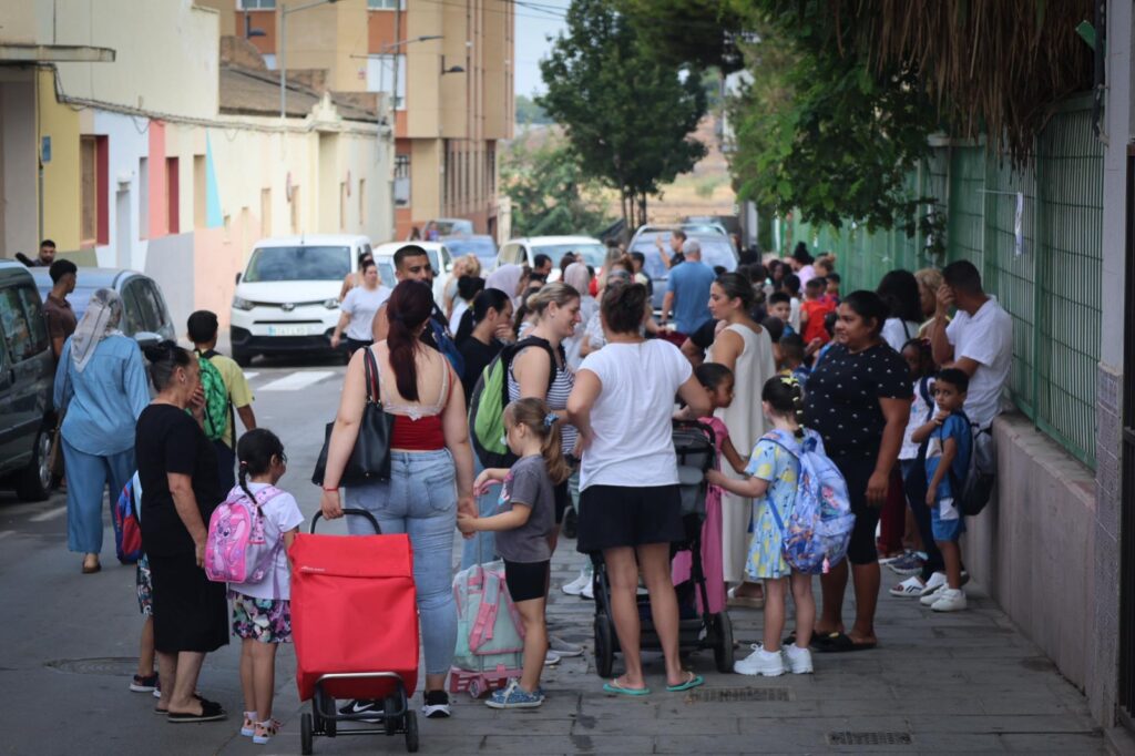 El ayuntamiento de Torrent garantiza el inicio seguro del curso escolar en el CEIP Juan XXIII con transporte especial de autobuses 3 66