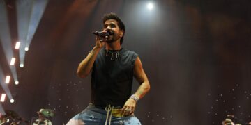 Camilo celebra sus grandes éxitos en su debut en el Roig Arena