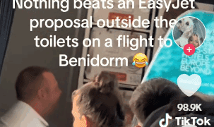 Una pareja británica protagoniza una pedida de mano viral en un vuelo a Alicante