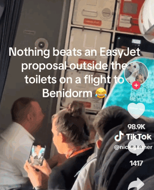 Una pareja británica protagoniza una pedida de mano viral en un vuelo a Alicante 1 Una pareja británica protagoniza una pedida de mano viral en un vuelo a Alicante