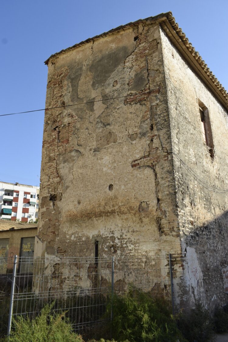 El gobierno de María José Catalá permite el paso de vehículos, y la acumulación de basuras y escombros