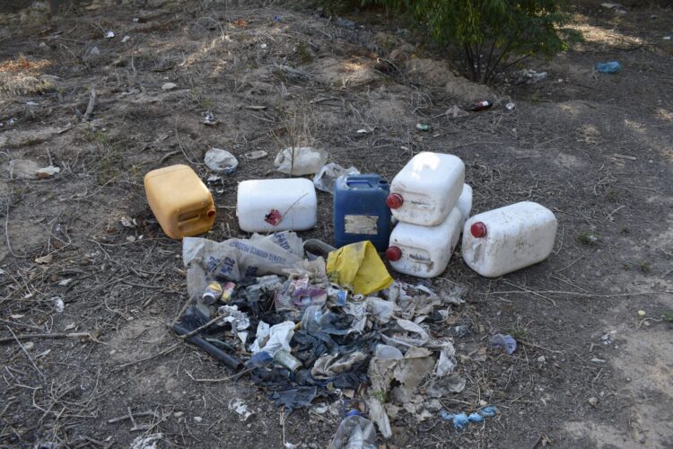 El gobierno de María José Catalá permite el paso de vehículos, y la acumulación de basuras y escombros