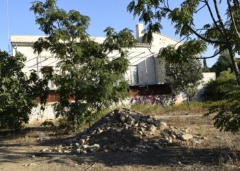 El gobierno de María José Catalá permite el paso de vehículos, y la acumulación de basuras y escombros