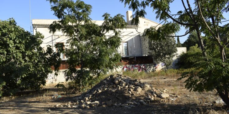 El gobierno de María José Catalá permite el paso de vehículos, y la acumulación de basuras y escombros